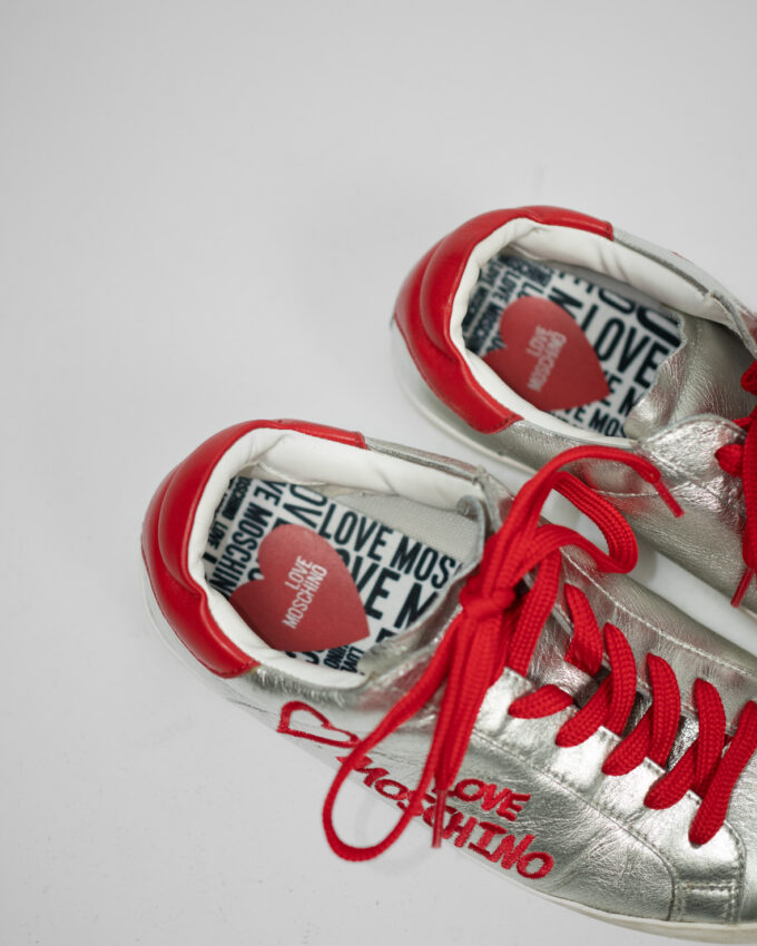 Trendy Silver Vintage Moschino Sneaker - 36