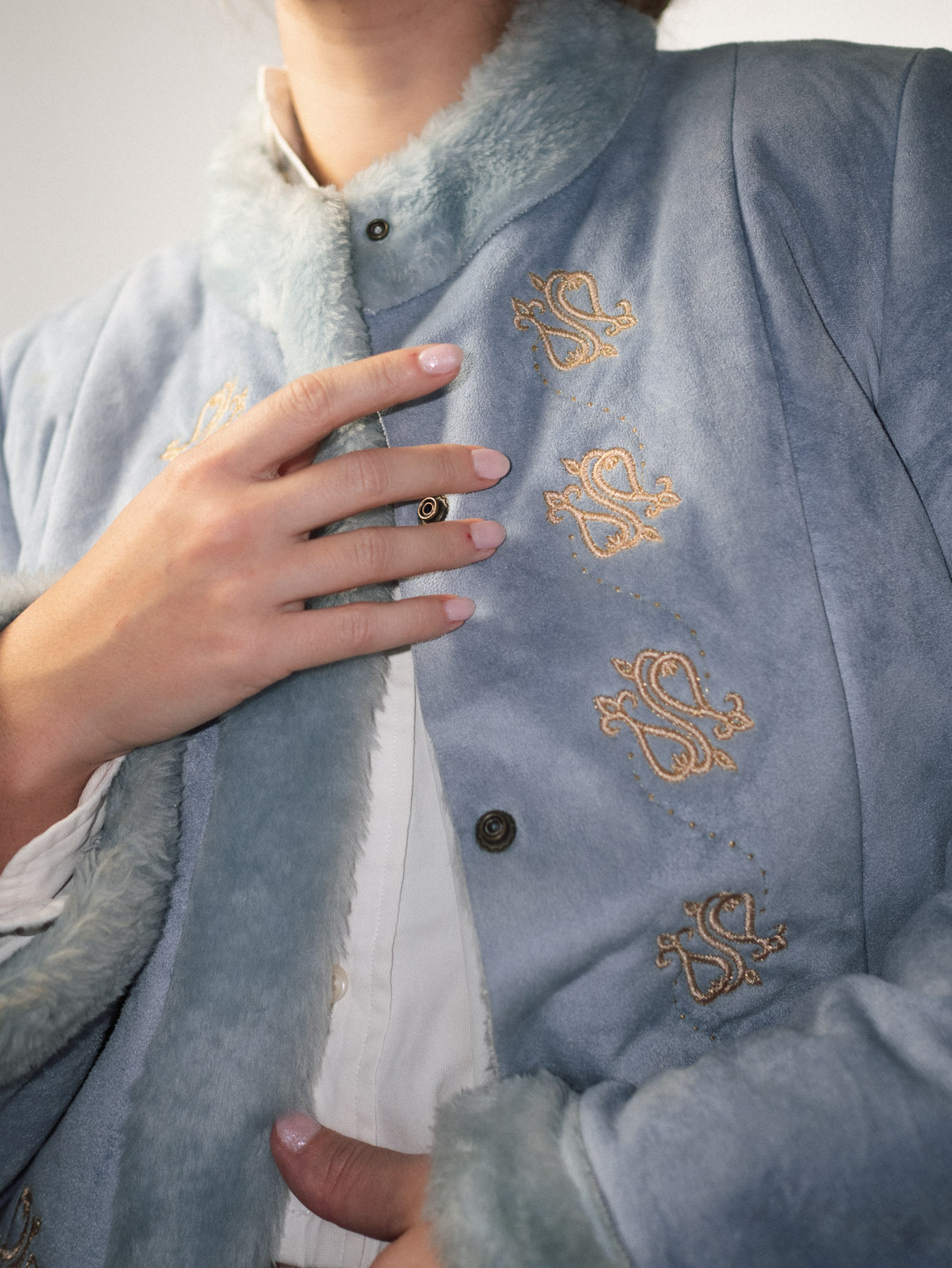 Faux Fur Vintage Jacket with Embroidered Details – S - Image 5