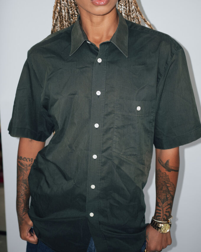 Minimalist Black Short Sleeve Shirt – Classic & Clean M/L