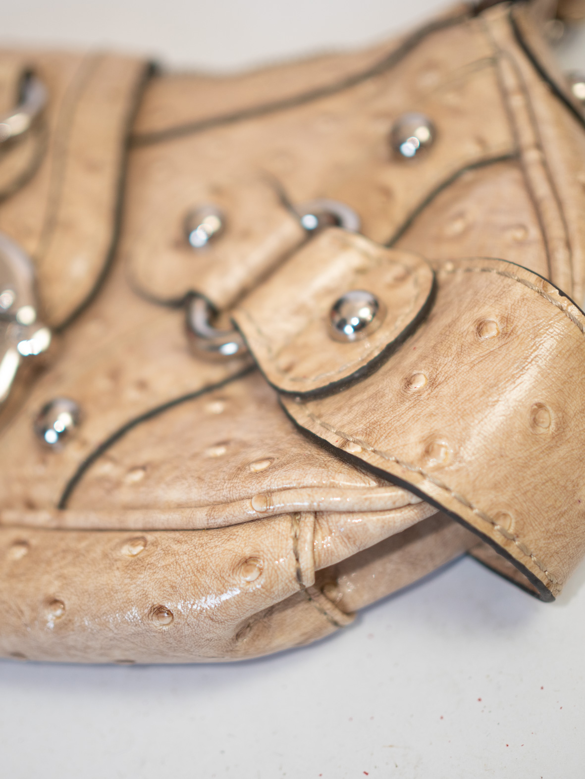 Rare Vintage Guess Buckle Bag in Beige Ostrich Look - Image 7