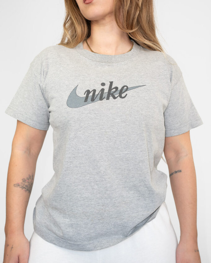 Off-Duty Essential – Vintage Nike Grey Cotton Tee - M