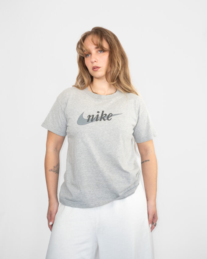 Off-Duty Essential – Vintage Nike Grey Cotton Tee - M
